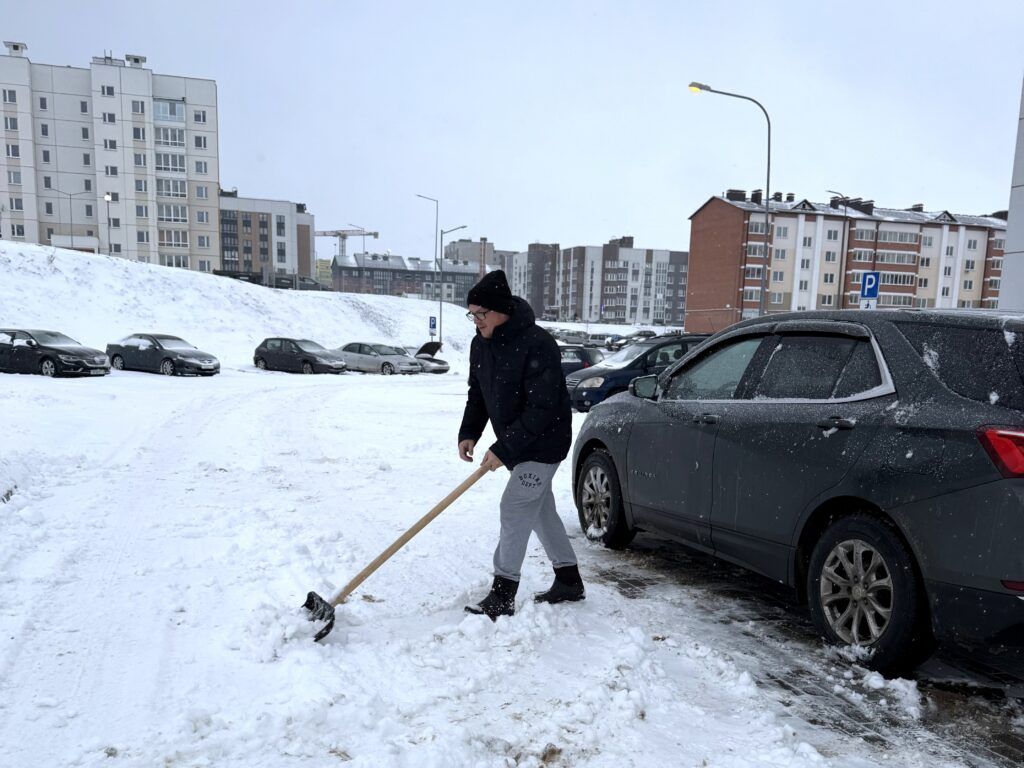 Смолевичане помогают коммунальщикам расчищать дворы