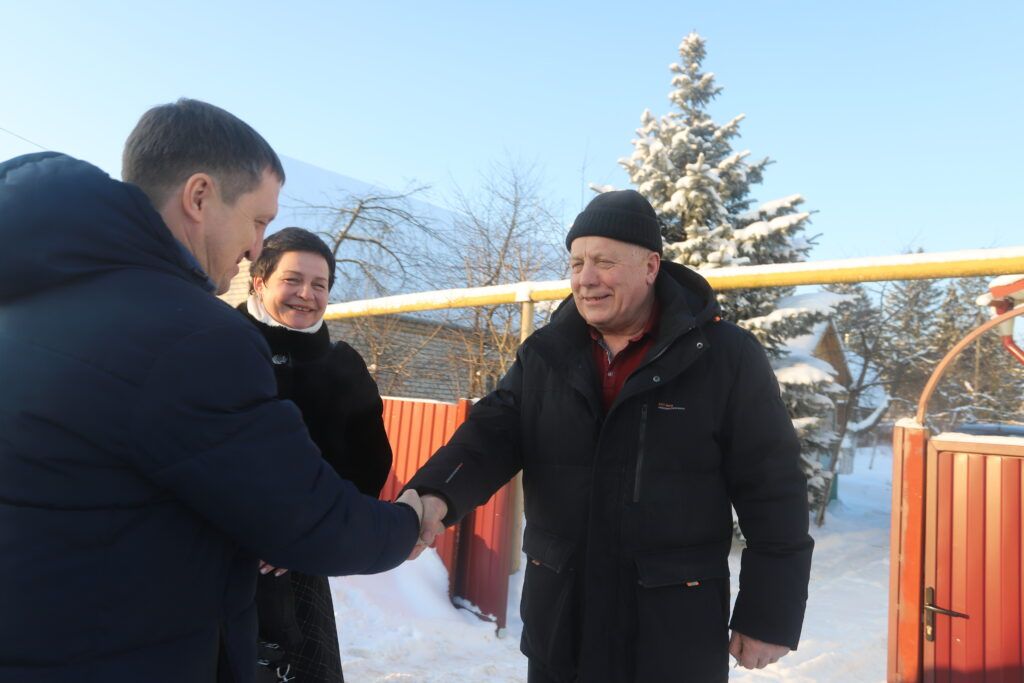 «От всей души!» Работники ЖКХ поздравляют ветеранов отрасли