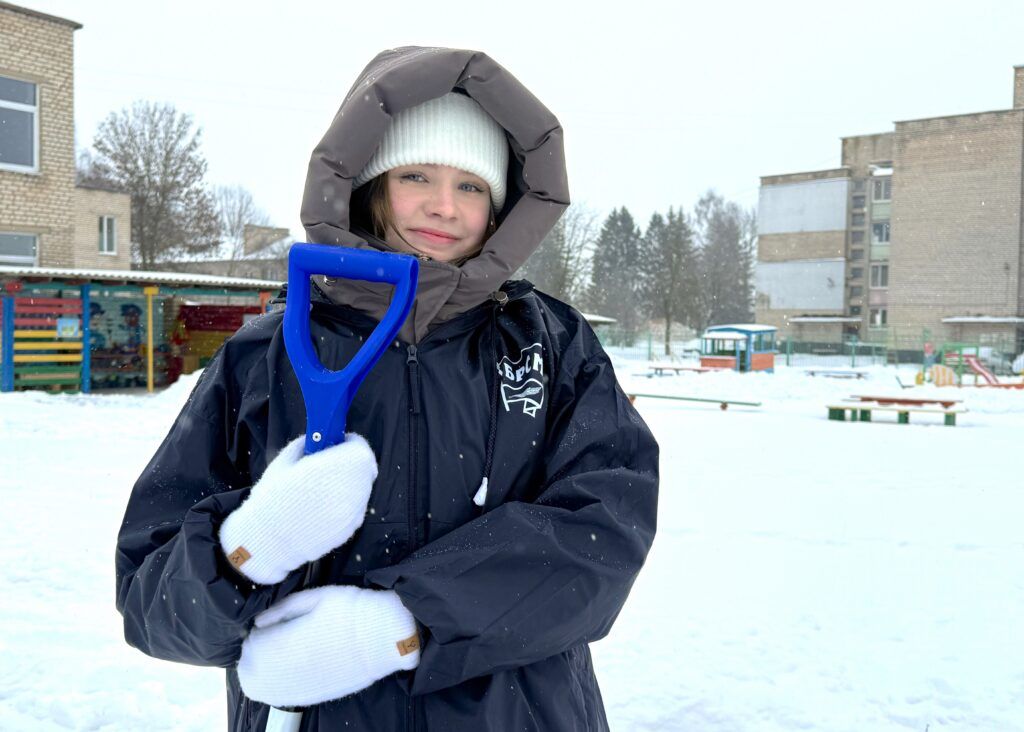 Активисты БРСМ помогают убирать снег на детских площадках