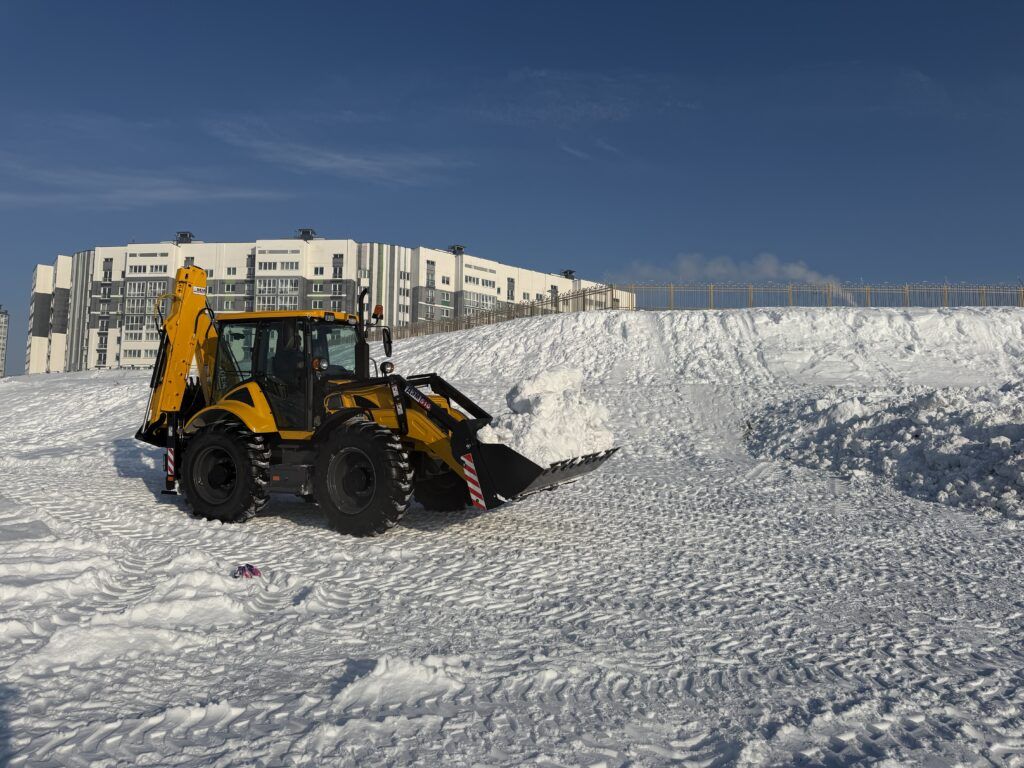В Смолевичах «Дорэлектромаш» и ЖКХ построил большую снежную горку. Приходите и катайтесь