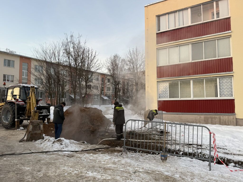 В Смолевичах оперативно устраняют порыв на теплотрассе, отопление восстановят к утру