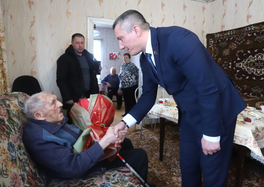 101-й день рождения. Ветерана войны поздравило руководство района