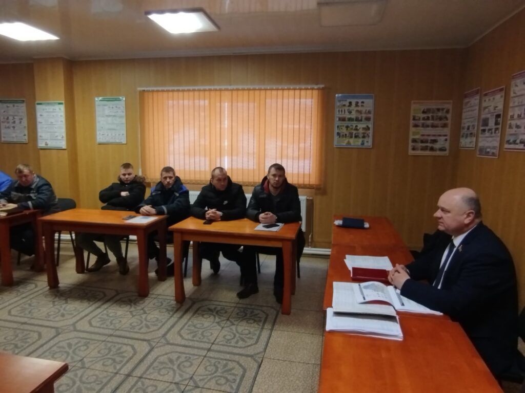 Депутат Юрий Марецкий обсудил с коллективом сельхозпредприятия ключевые векторы развития страны