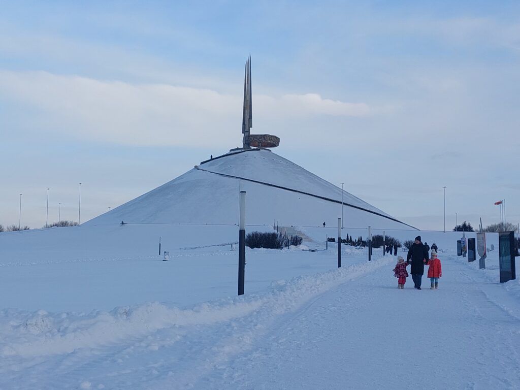 Здесь нужно бывать в любое время года. Тишина Кургана Славы: зимняя прогулка и дань уважения