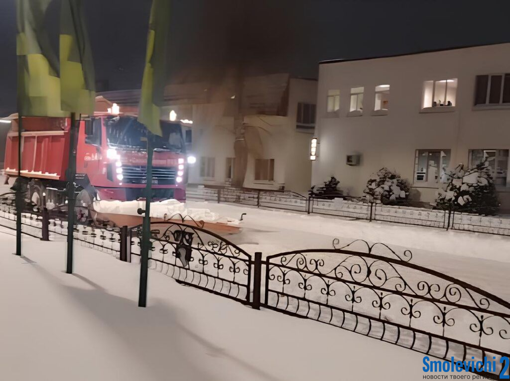 Смолевичи пробиваются сквозь снежный плен: чистые основные дороги и непроходимые дворы