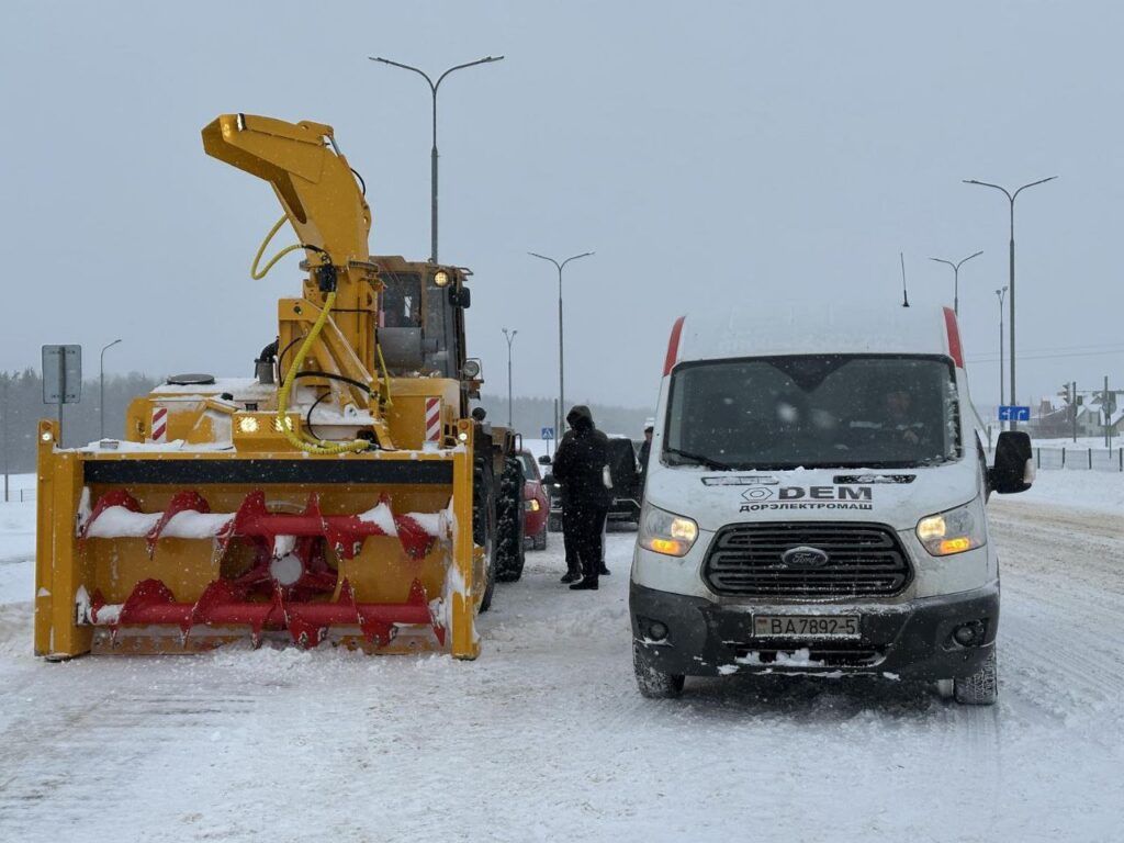 На улицах города замечен мощный  снегоочиститель ДЭМ-133 смолевичского производства