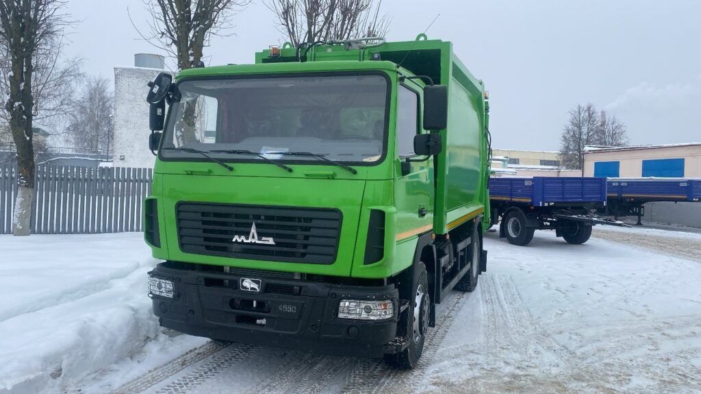 Зеленый мусоровоз «МАЗ» пополнил коммунальный автопарк