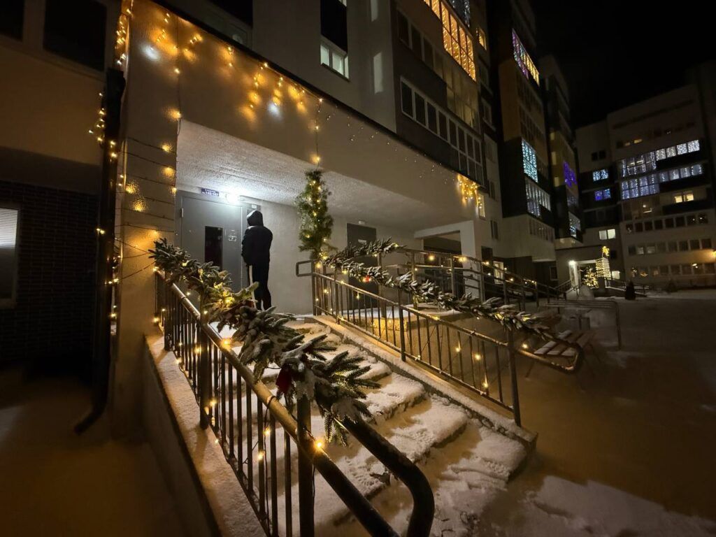 Зимняя сказка на улице Гавриила Тихова: елки, гирлянды и снеговик в фуражке