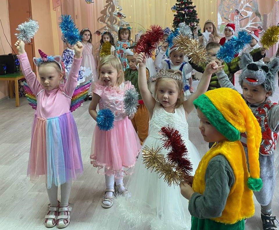 «В гости елочка пришла». Посмотрели на утренник в Алесинском детсаду