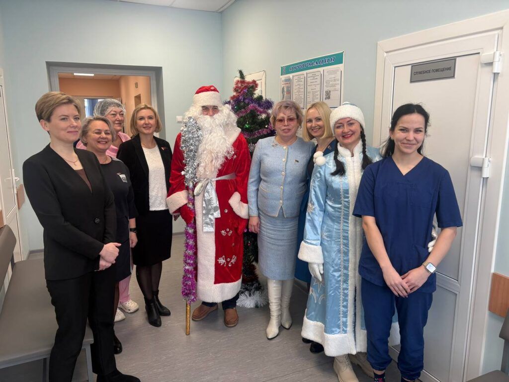Внимание важнее подарков: руководство района поздравило пациентов больницы сестринского ухода