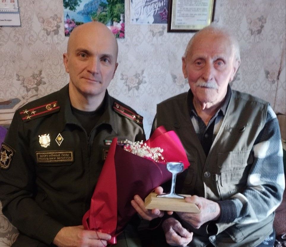 «От всей души!» Военный комиссар вручил необычный подарок ветерану из Заболотья