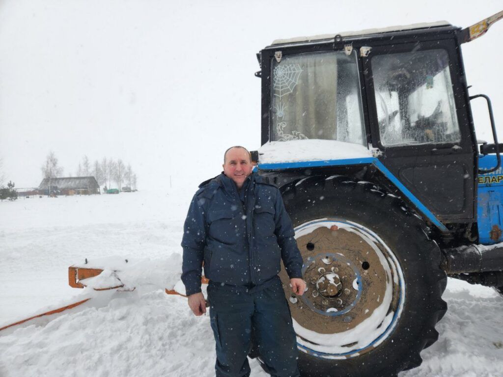 Вечером тушил пожар, а днем чистит дороги односельчанам