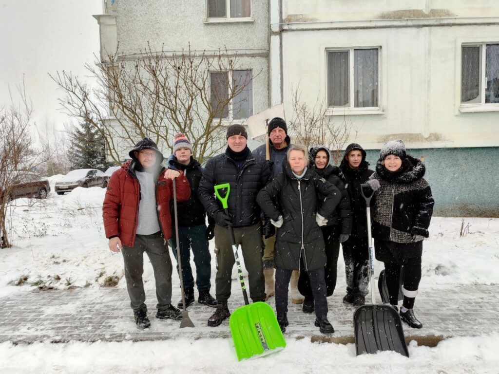 Соседи в Заречье объединились и вместе расчистили территорию дома
