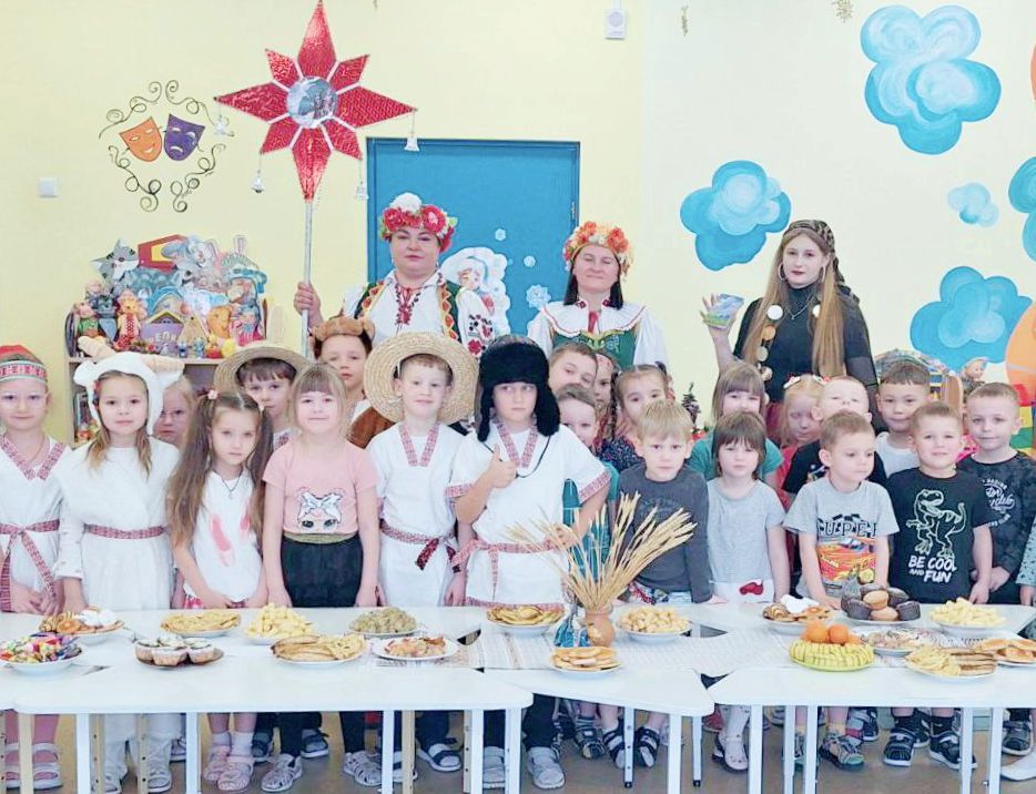 «Волшебники» и «Затейники»  прошли по саду с колядками