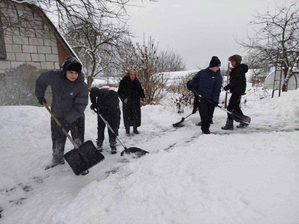 Школьники из Слободы помогли пожилым в уборке снега