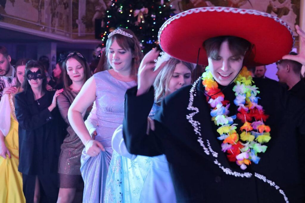 Молодежь Смолевиччины приняла участие в карнавале «Новогоднее чудо»