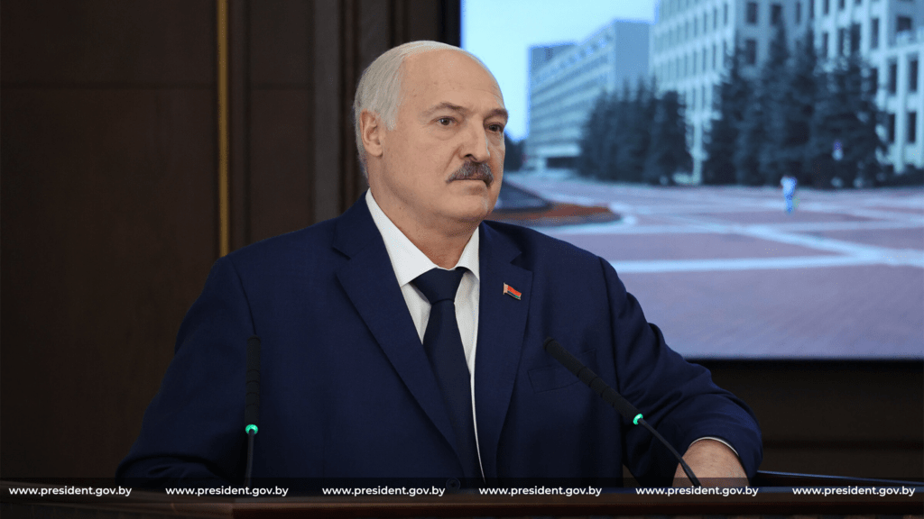 Лукашенко поздравил соотечественников с Днем защитников Отечества и Вооруженных Сил