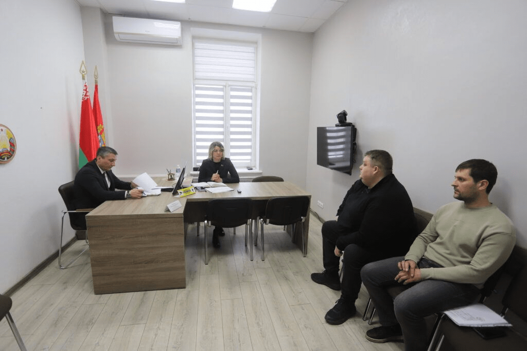 Квадратные метры, стройка без оплаты и ссоры дачников. Глава района провел прием граждан