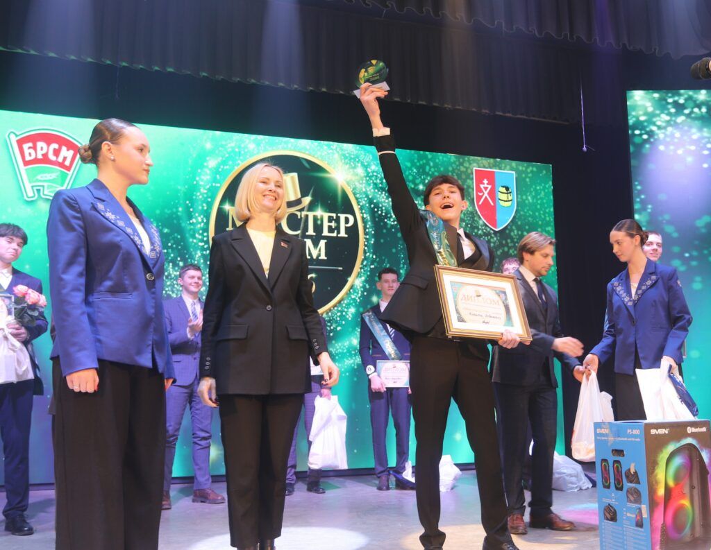 Талант, харизма и артистичность. В Смолевичах выбрали «Мистера БРСМ – 2026»