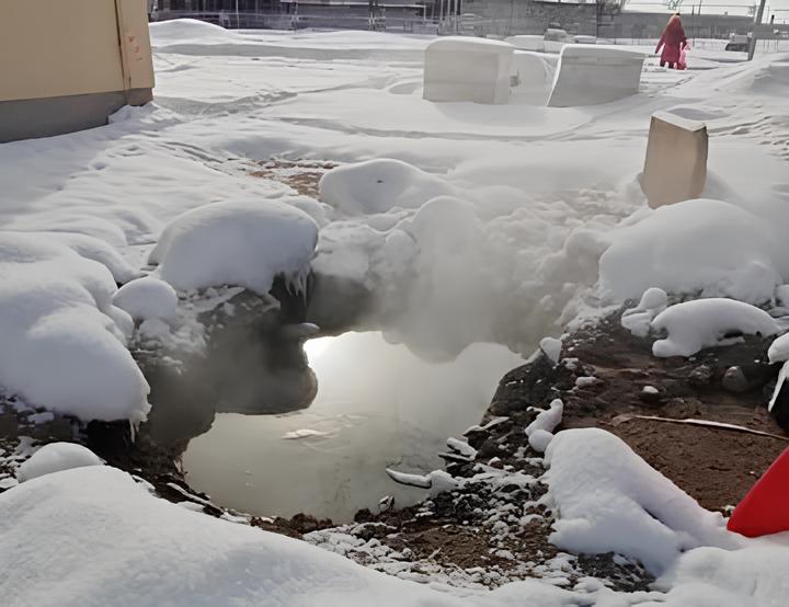 На улице 50 лет октября бьет горячий источник. Коммунальщики объяснили причину