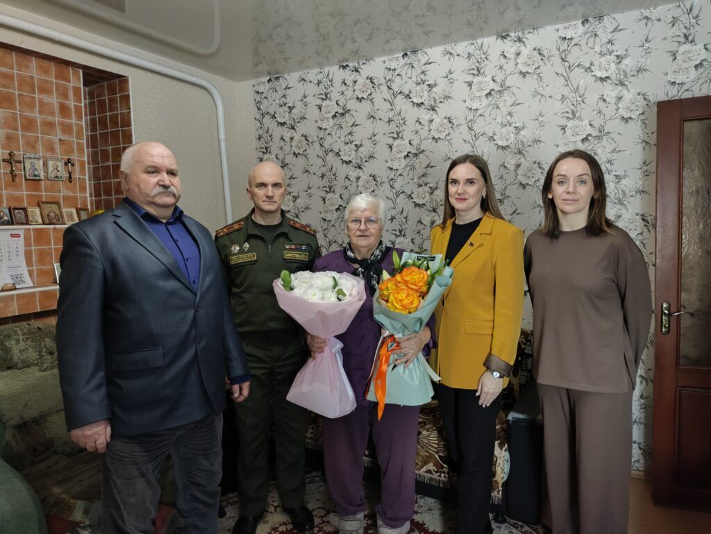 Военком и руководство соцзащиты навестили маму погибшего героя