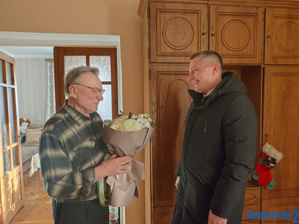 Нынешний глава района приехал поздравить бывшего председателя Олега Кузнецова с 80-летием