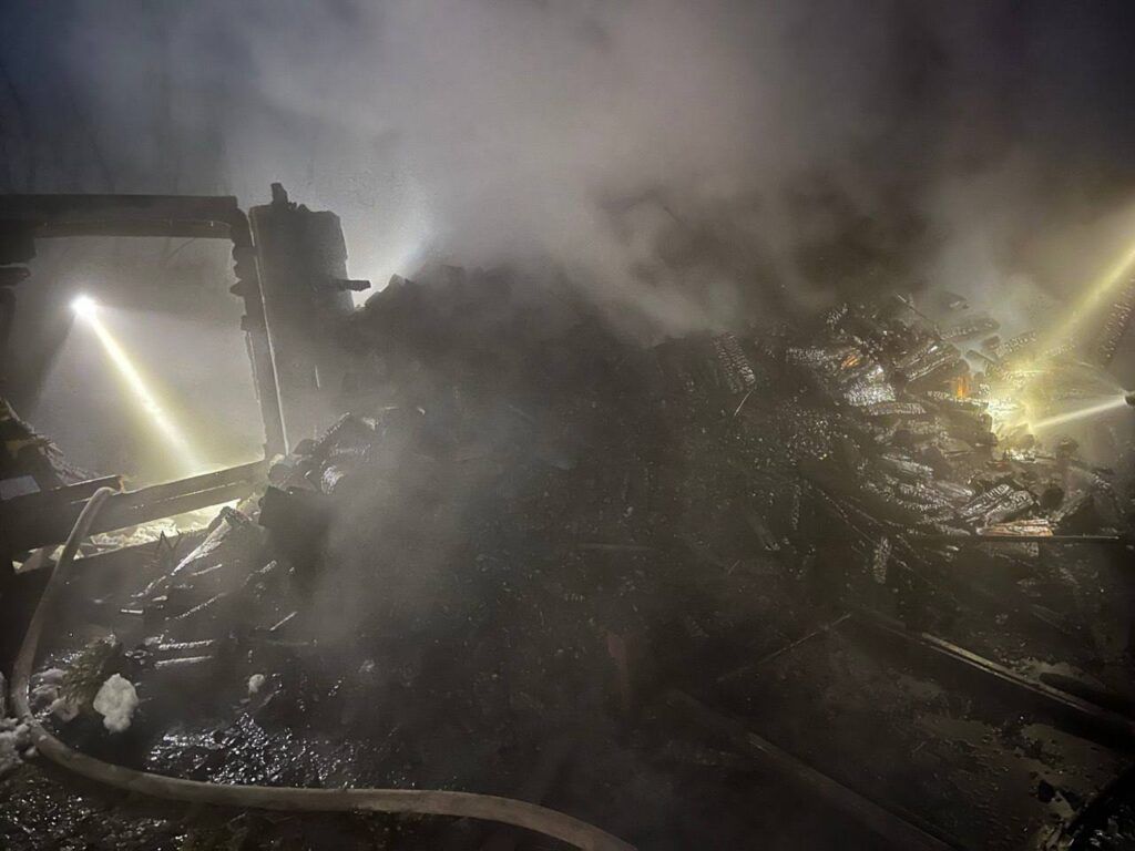 В Калюге сгорела хозпостройка