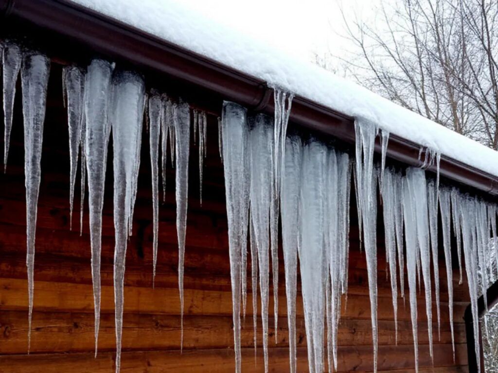 Глыба льда едва не убила мужчину во дворе его дома в Слободе