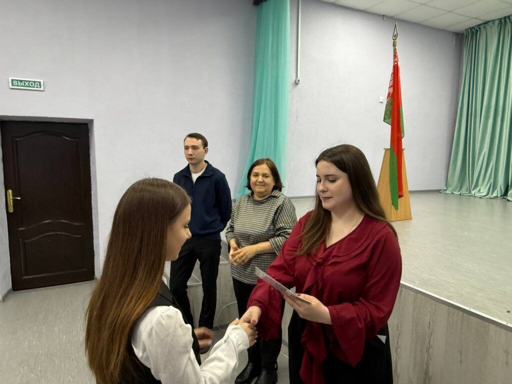 От пионерского галстука – к значку БРСМ: молодежный союз пополнили 13 старшеклассников