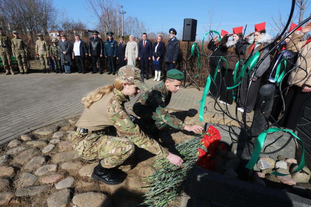 Пока пепел стучит в сердца: в Слободе почтили память сожженных деревень