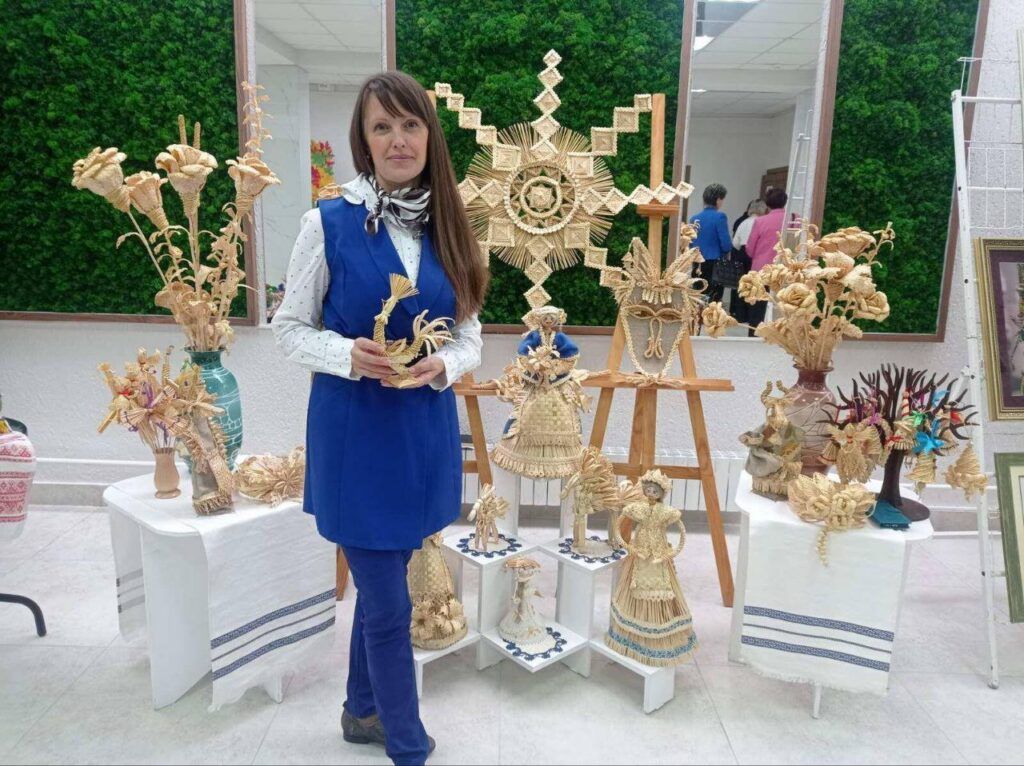 Познакомились со смолевичанкой, которая покорила Стамбул соломоплетением