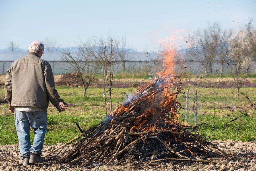 В Смолевичском районе при сжигании мусора на мужчине загорелась одежда