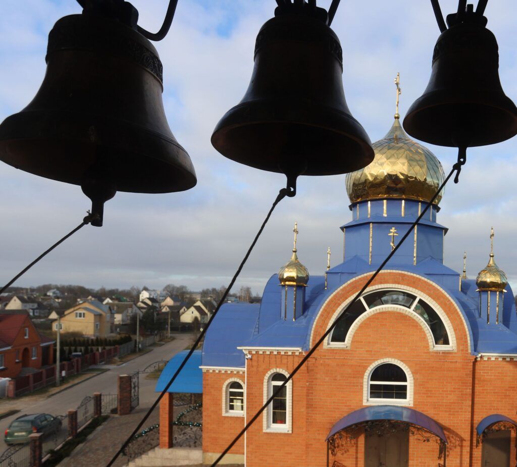С пользой для души и тела. Алесинские добровольцы навели порядок у храма