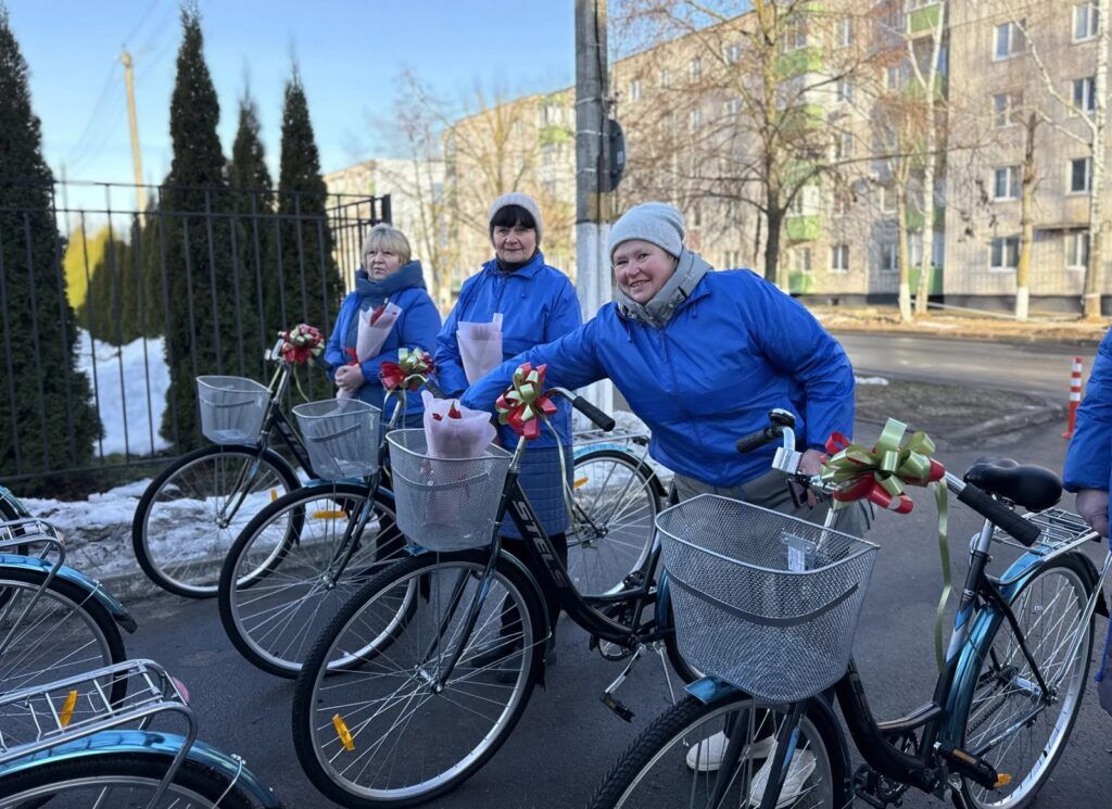 Ускоряя помощь. Смолевичский райисполком подарил соцработникам 11 велосипедов