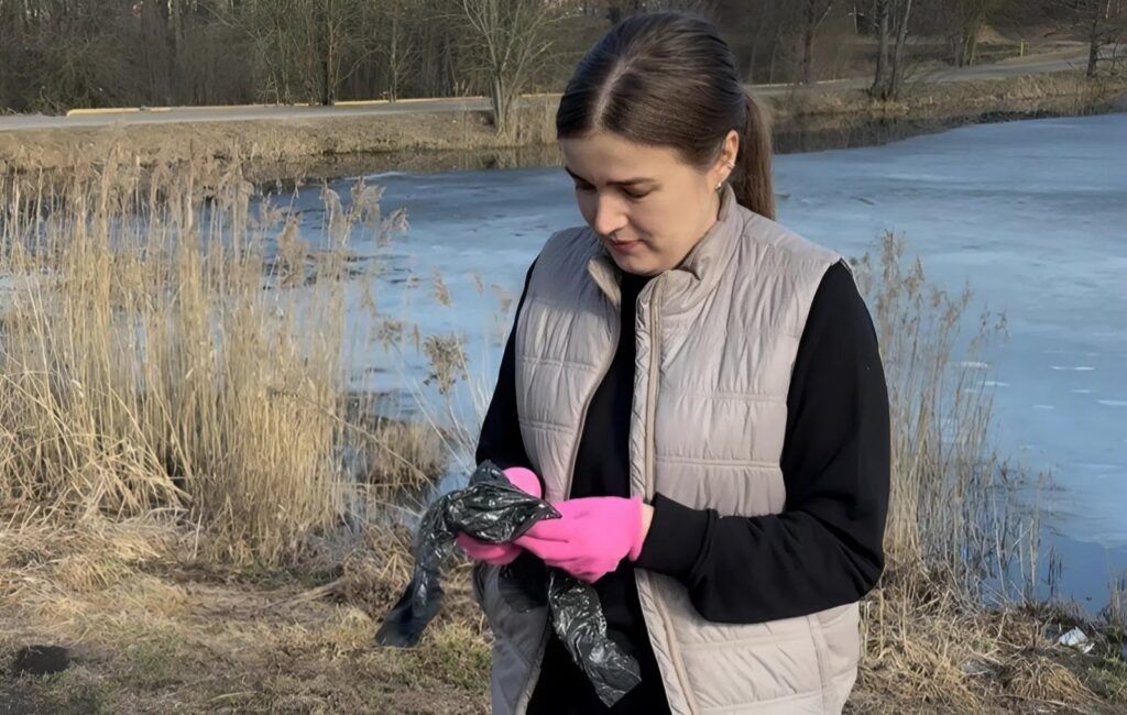 «Было грустно, что мало пакетов». Смолевичская семья устроила субботник на озере