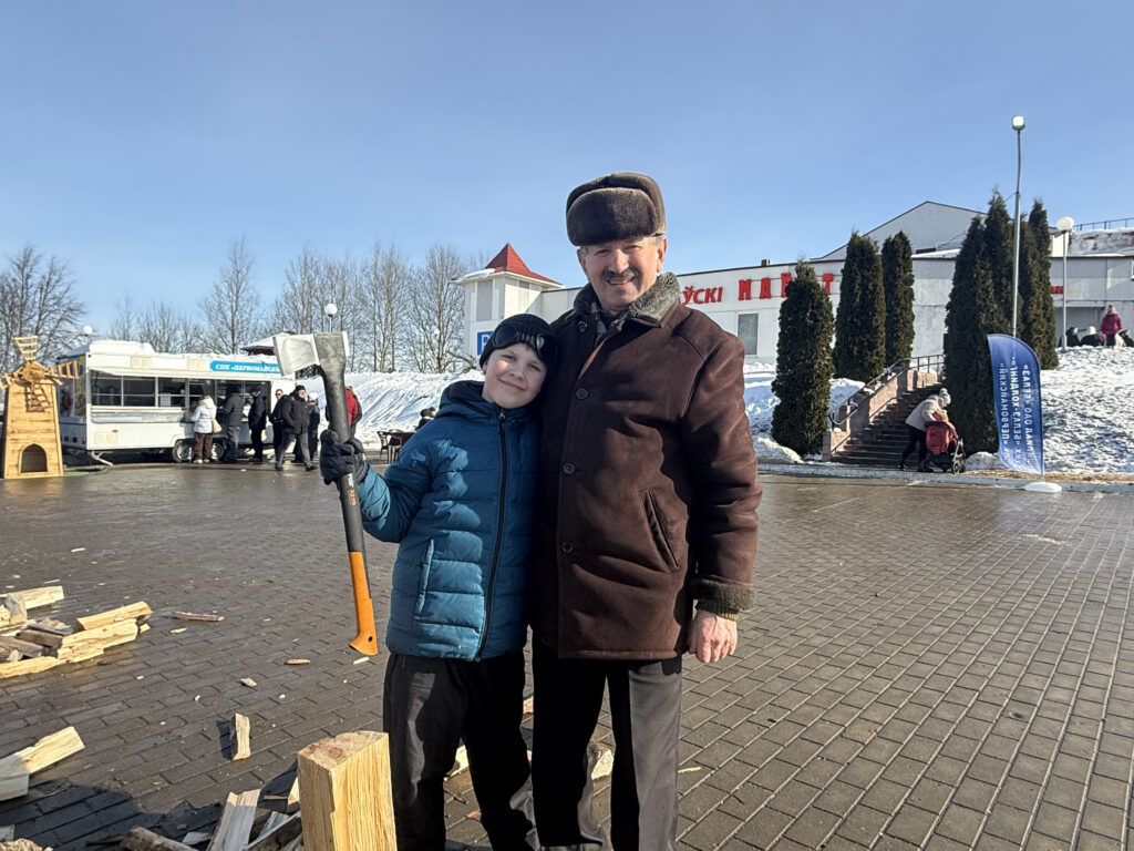 Посмотрели, как дедушка проводит мастер-класс внуку по колке дров