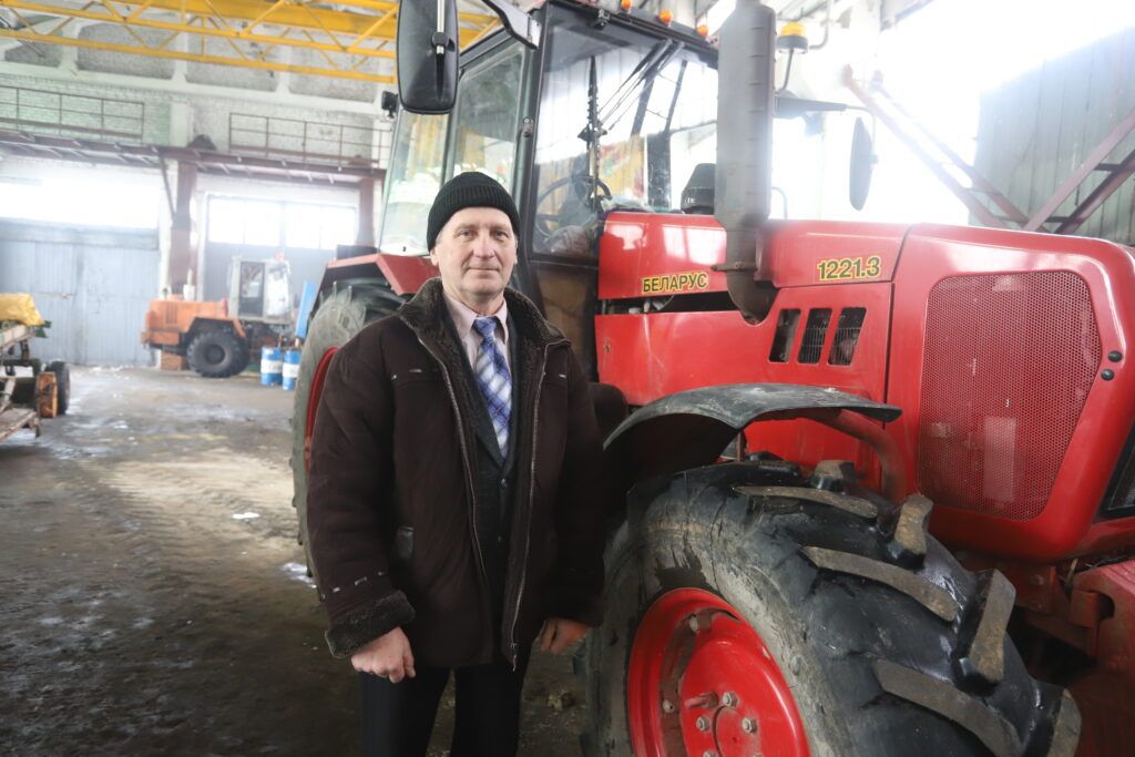 Тракторист-машинист работает 40 лет в поле и признан лучшим по профессии
