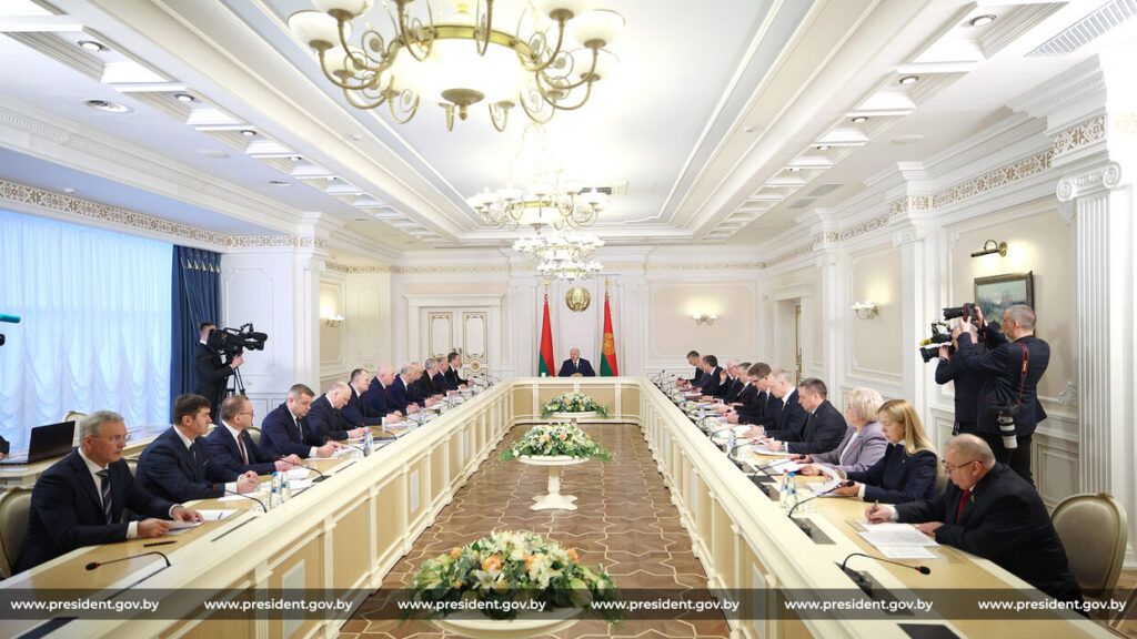 Лукашенко: сельхозорганизации должны быть вовремя обеспечены всем необходимым по справедливым ценам