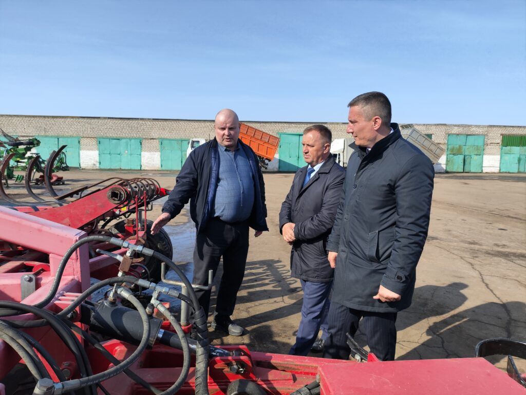 Посевная не ждет: Александр Кохан проинспектировал готовность техники в хозяйстве «ЖодиноАгроПлемЭлита»
