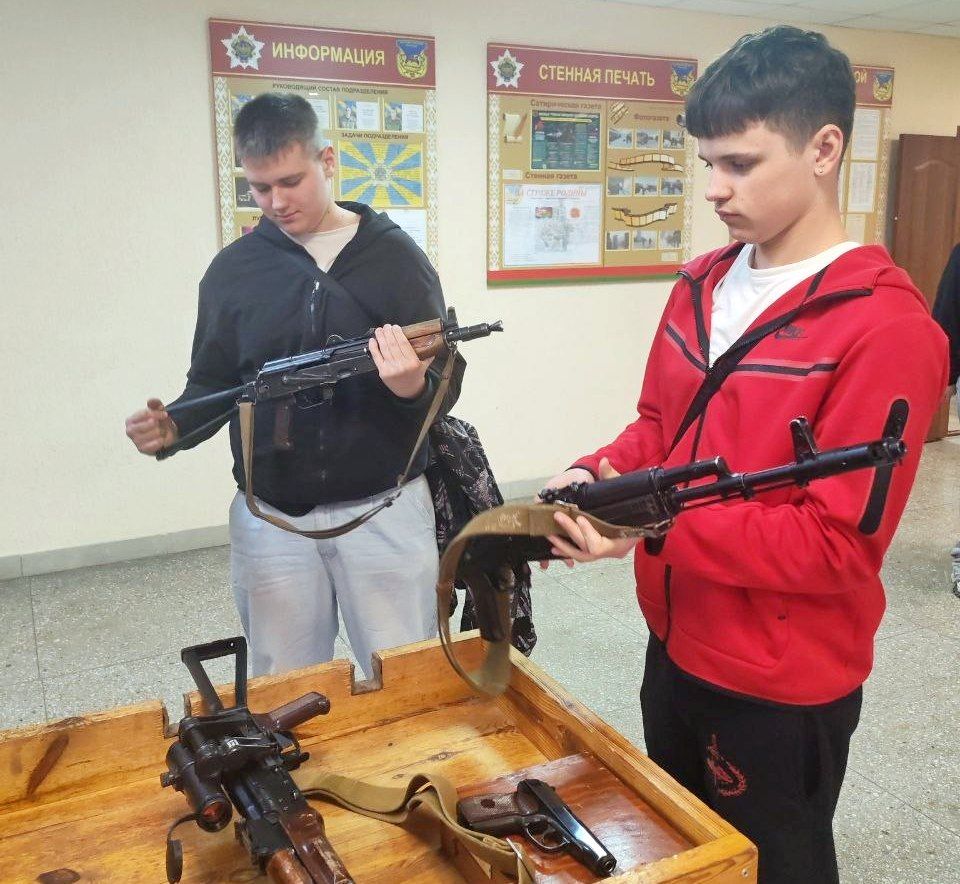 Без паники и с азартом: как будущие солдаты учились собирать оружие