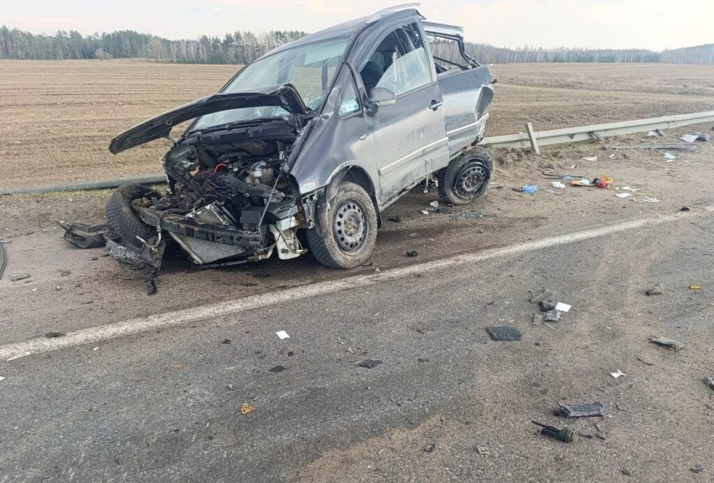 В Смолевичском районе фура протаранила Volkswagen на обочине: пассажирка погибла