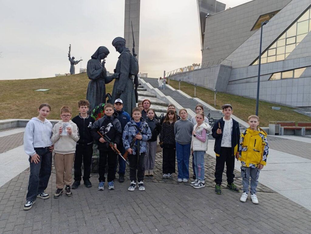 От героического прошлого до шоколадной сказки: как школьники из Барсуков проводят каникулы