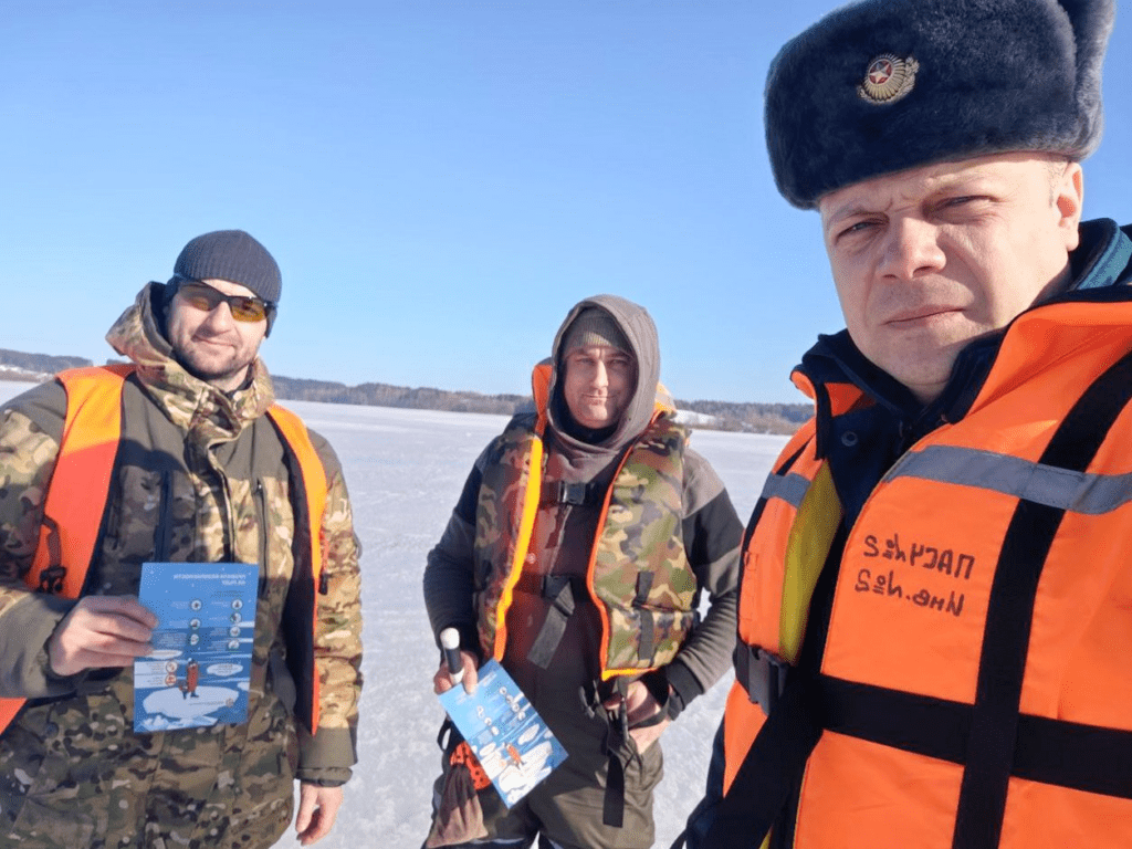 Спасатели прошлись по тонкому льду. К рыбакам