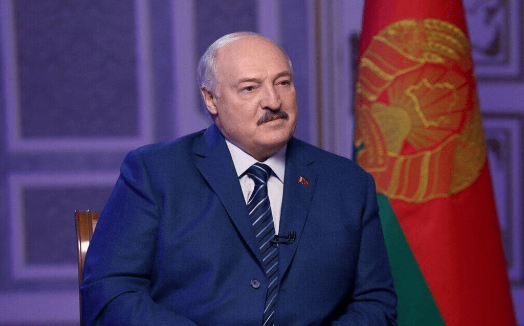 Лукашенко поздравил соотечественников с Днем Конституции