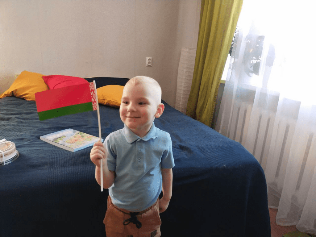 Ване исполнилось 3 — в День Конституции. С подарками приехали депутаты