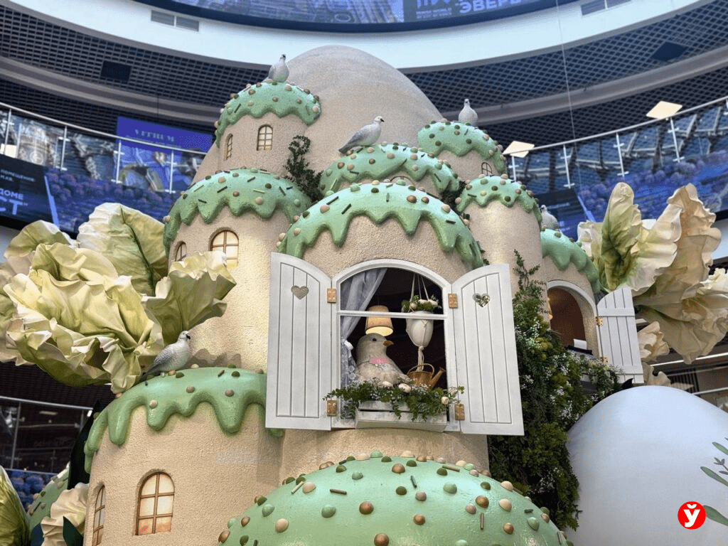 В Dana Mall «ожил» пасхальный город из куличей: инсталляция покорила посетителей