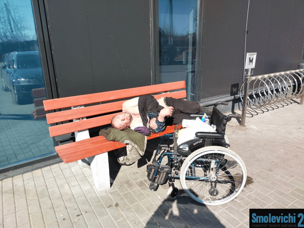 «Это же наш Гриша». Выяснили, почему скорая и соцслужбы бессильны перед пенсионером, который хочет жить на улице