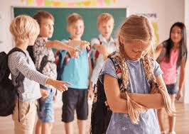 Какие комплексы скрыты под маской силы: правда о подростковом буллинге