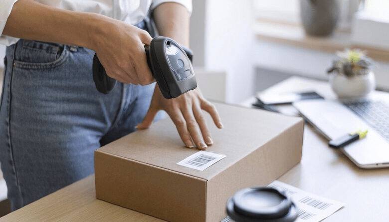 В Смолевичах сотрудница пункта выдачи заказов присвоила товары почти на 4 тысячи