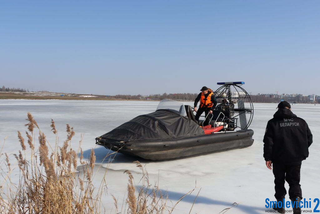 К рыбакам на «Пиранье». Спасатели вышли на лед аэролодке